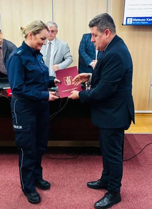 Komendant Komisariatu Policji w Rzgowie otrzymuje wyróżnienie od władz samorządowych.