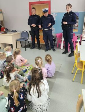 Policjanci na spotkaniu z dziećmi.