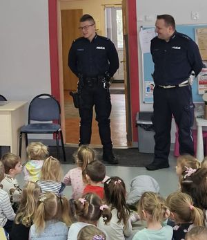 Policjanci na spotkaniu z dziećmi.