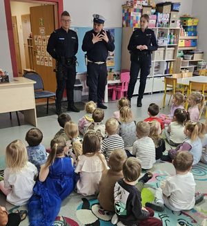 Policjanci na spotkaniu z dziećmi.