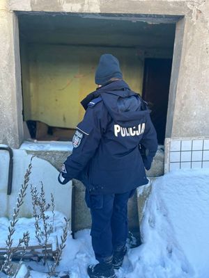 Policjanci kontrolują pustostany.