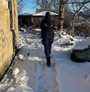 Policjanci kontrolują pustostany.