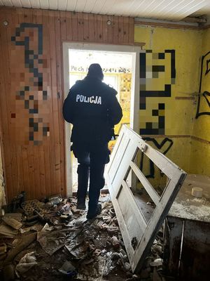 Policjanci kontrolują pustostany.