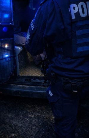 Policjant stoi przy odnalezionym mężczyźnie.