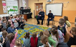 Policjanci na spotkaniu z dziećmi w przedszkolu.