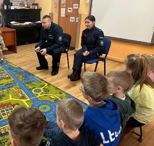 Policjanci na spotkaniu z dziećmi w przedszkolu.