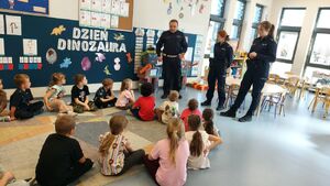 Policjanci rozmawiają z dziećmi w przedszkolu.