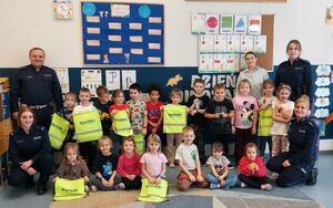 Grupa przedszkolna na zdjęciu z policjantami.