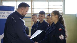 Komendant Powiatowy Policji wręcza nagrody uczestnikom turnieju.