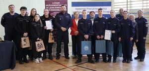 Komendant Powiatowy Policji wręcza nagrody uczestnikom turnieju.