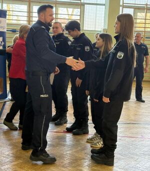 Komendant Powiatowy Policji wręcza nagrody uczestnikom turnieju.