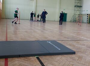 Uczniowie pokonują tor przeszkód.