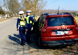 Policjanci kontrolują kierujących czy nie korzystają z telefonów podczas jazdy.