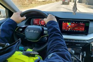 Policjanci kontrolują kierujących czy nie korzystają z telefonów podczas jazdy.