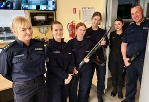 Uczennice klas mundurowych poznają codzienne funkcjonowanie policjantów w komendzie.