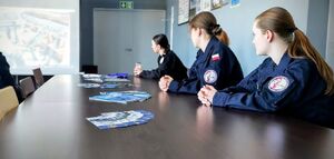 Uczennice klas mundurowych poznają codzienne funkcjonowanie policjantów w komendzie.