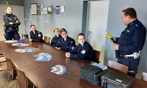 Uczennice klas mundurowych poznają codzienne funkcjonowanie policjantów w komendzie.