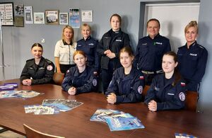Uczennice klas mundurowych poznają codzienne funkcjonowanie policjantów w komendzie.