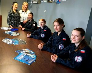 Uczennice klas mundurowych poznają codzienne funkcjonowanie policjantów w komendzie.