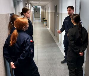 Uczennice klas mundurowych poznają codzienne funkcjonowanie policjantów w komendzie.