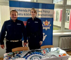 Policjanci na Akademickich Targach spotykają się z młodzieżą szkół średnich.