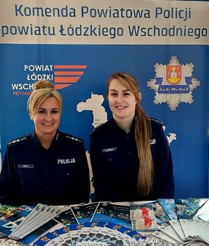 Policjanci na Akademickich Targach spotykają się z młodzieżą szkół średnich.