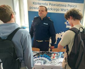 Policjanci na Akademickich Targach spotykają się z młodzieżą szkół średnich.