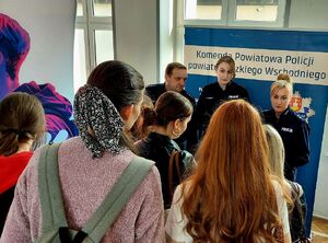 Policjanci na Akademickich Targach spotykają się z młodzieżą szkół średnich.