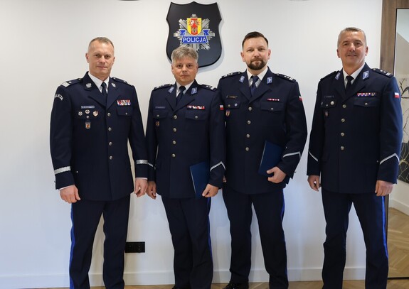Komendanci Wojewódzcy Policji w Łodzi stoją obok Komendantów Powiatowych Policji.