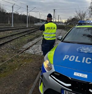 Policjanci razem z funkcjonariuszami SOK pełnią służby w rejonach kolejowych.