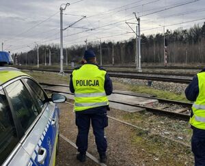 Policjanci razem z funkcjonariuszami SOK pełnią służby w rejonach kolejowych.
