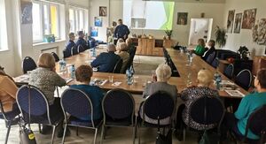 Policjanci na spotkaniu z seniorami.