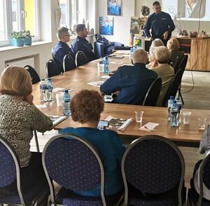 Policjanci na spotkaniu z seniorami.