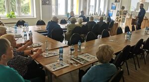 Policjanci na spotkaniu z seniorami.