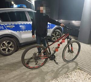 Mężczyzna trzyma rower.