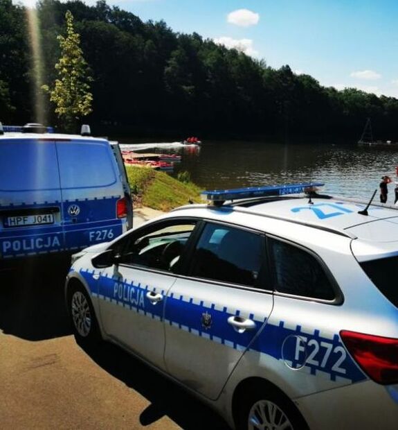 Radiowozy nad wodą.