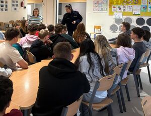 Policjantka na spotkaniu z młodzieżą.