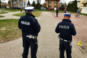 Policjanci i uczniowie szkół średnich uczestniczą w finale powiatowym konkursu o bezpieczeństwie w ruchu drogowym.