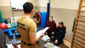 Policjanci i uczniowie szkół średnich uczestniczą w finale powiatowym konkursu o bezpieczeństwie w ruchu drogowym.