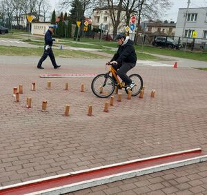 Policjanci i uczniowie szkół średnich uczestniczą w finale powiatowym konkursu o bezpieczeństwie w ruchu drogowym.