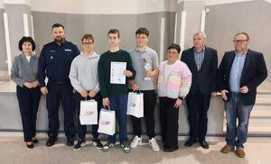 Policjanci i uczniowie szkół średnich uczestniczą w finale powiatowym konkursu o bezpieczeństwie w ruchu drogowym.