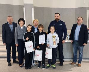 Policjanci i uczniowie szkół średnich uczestniczą w finale powiatowym konkursu o bezpieczeństwie w ruchu drogowym.