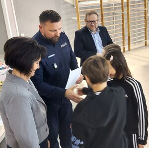 Policjanci i uczniowie szkół średnich uczestniczą w finale powiatowym konkursu o bezpieczeństwie w ruchu drogowym.