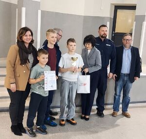 Policjanci i uczniowie szkół średnich uczestniczą w finale powiatowym konkursu o bezpieczeństwie w ruchu drogowym.