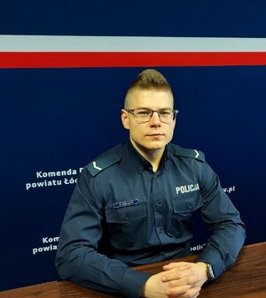 Dzielnicowi z terenu powiatu łódzkiego wschodniego oraz plakat promujący plebiscyt.