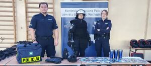 Policjanci promują zawód w szkole średniej.