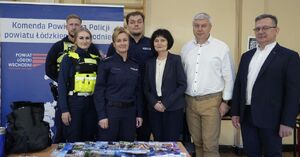 Policjanci, dyrektorzy szkoły i wicestarosta na zdjęciu.