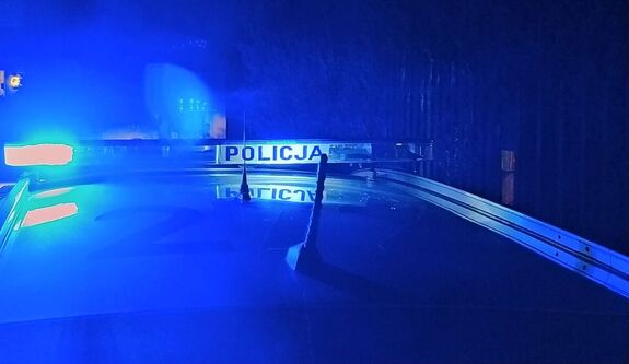 Sygnalizator policyjny z napisem policja miga na niebiesko.