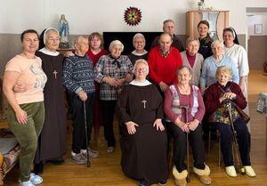 Policjantka na spotkaniu z seniorami.