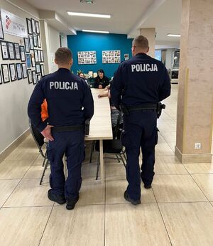 Policjanci na spotkaniu z pracownikami zakładu.